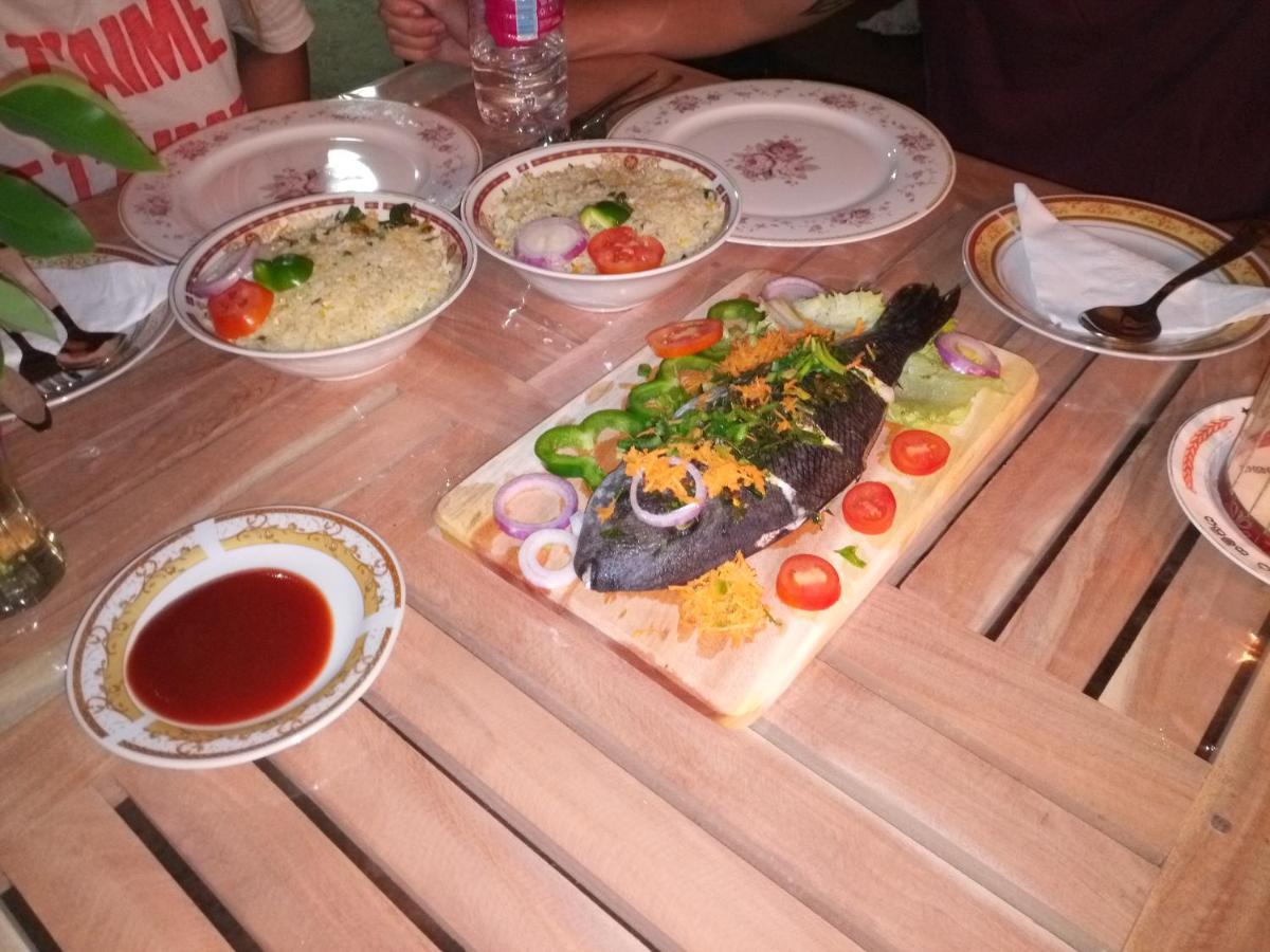 Silent Peacock Villa And Peacock Cafe Tangalle Bagian luar foto